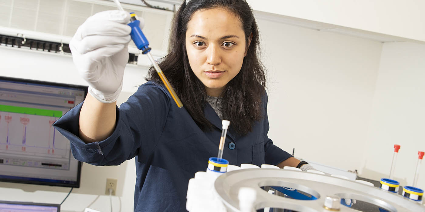 A Willamette University STEM student working in a lab.
