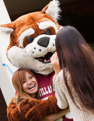 New students snatch photo opportunities with Blitz the Bearcat.