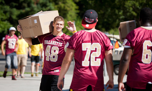 Willamette student-athletes help first-year students move into residence halls.