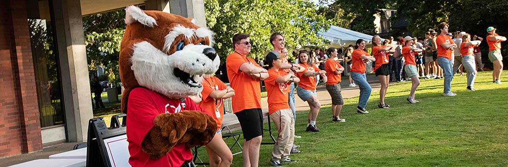 Blitz the Bearcat welcomes new Willamette students at opening days