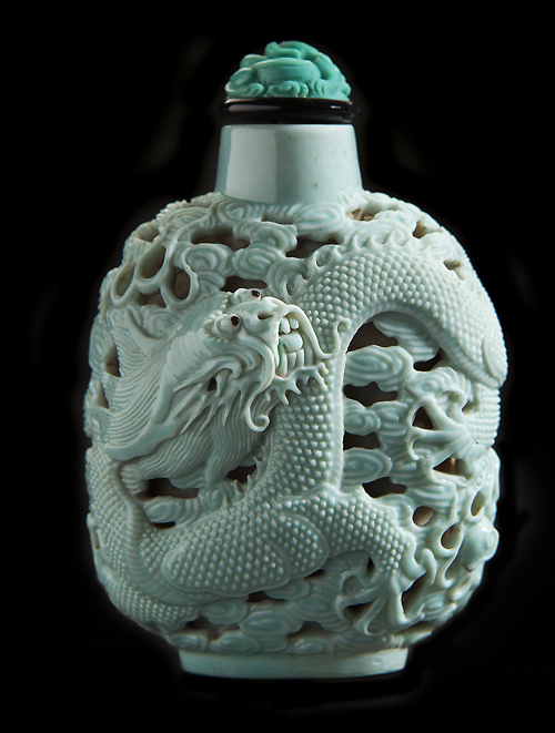 Flattened ovoid-shaped snuff bottle with dragon