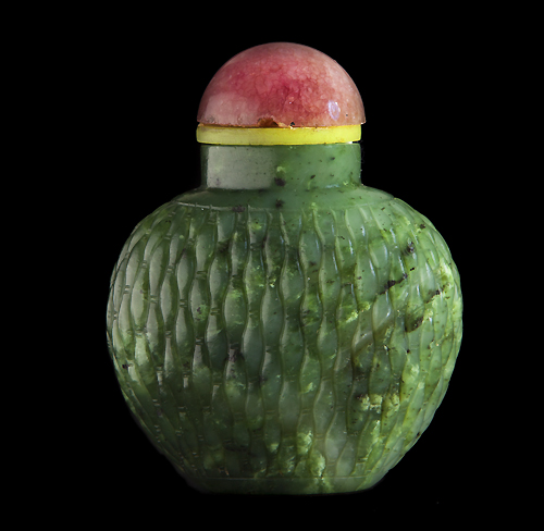 Ovoid-shaped snuff bottle with basket weave/bamboo