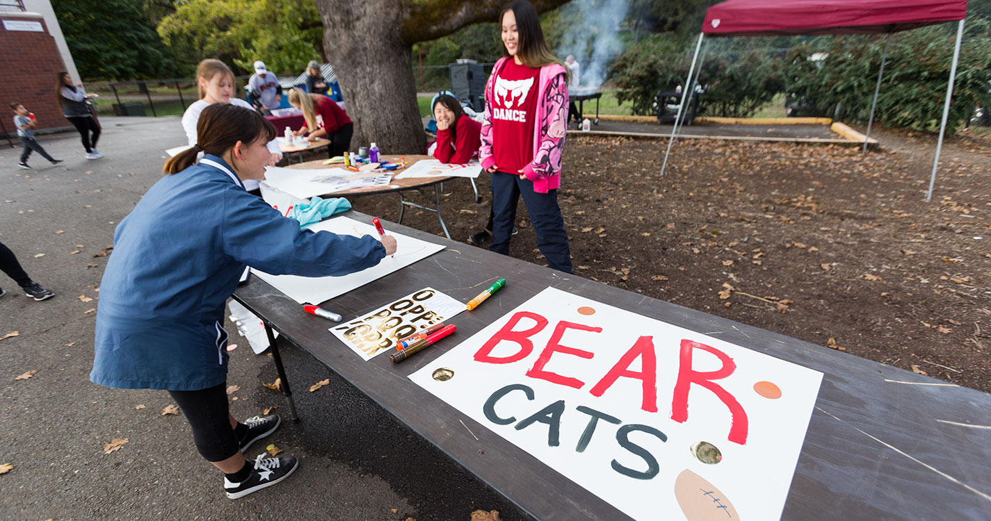 Students make signs at Family Weekend