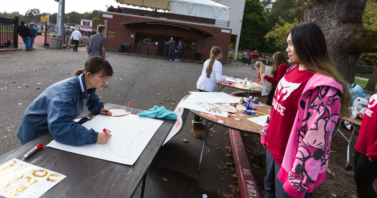 Students make signs at Family Weekend.