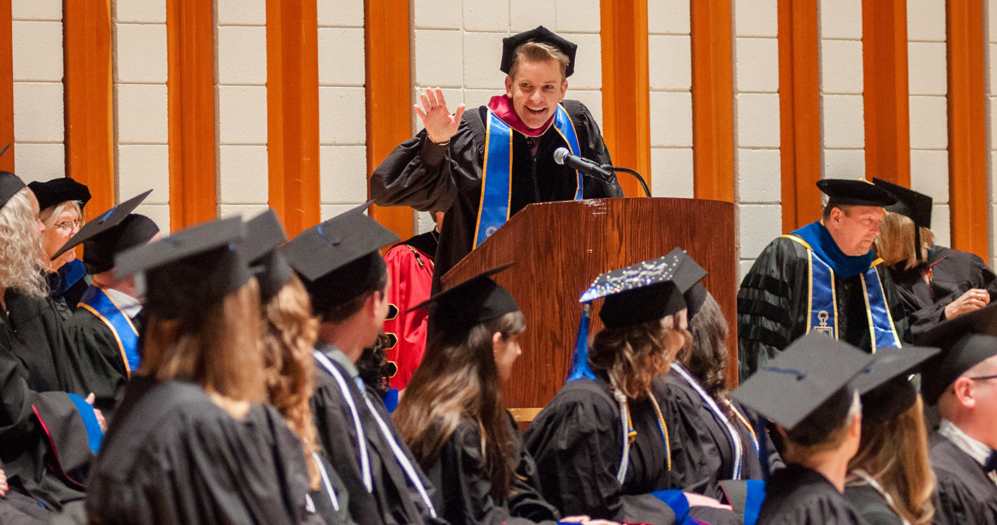  Oregon Symphony President and CEO Scott Showalter speaks to the graduates
