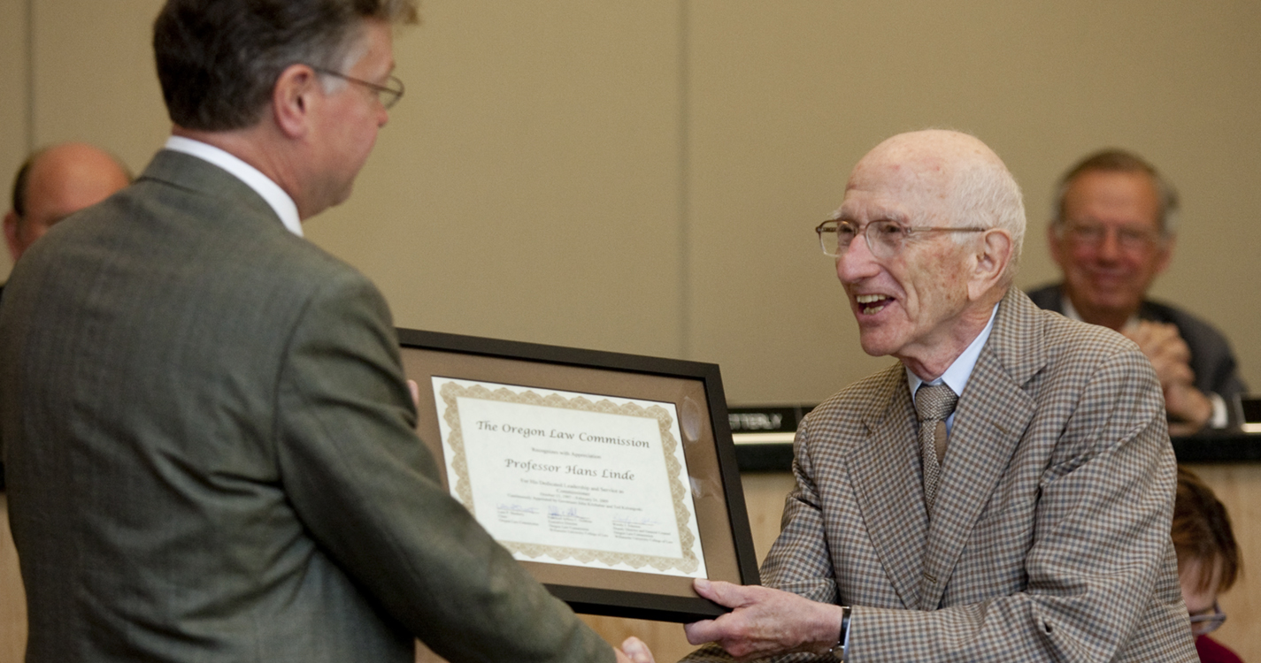 Justice Hans Linde receives award from the Oregon Law Commission