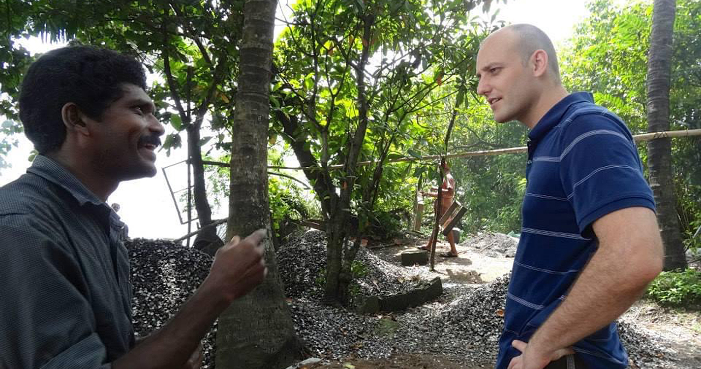 Eric Swinn ’06 talks to a fisherman in India